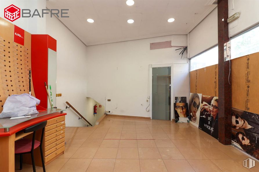 Local en venta en Casco antiguo, San Sebastián de los Reyes, Madrid, 28700 con silla, escritorio, propiedad, interiorismo, madera, suelos, suelo, hall, techo y mesa alrededor