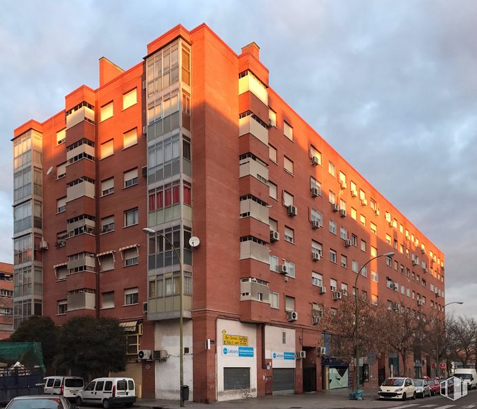 Local en venta en Avenida Orovilla, 40, Villaverde, Madrid, 28041 con edificio, camioneta, cielo, nube, rueda, día, propiedad, neumático, ventana y coche alrededor