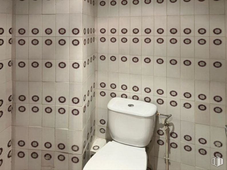 Retail for rent at Zona Escritores, Leganés, Madrid, 28912 with toilet, plumbing fixture, bathroom, fluid, font, line, office equipment, floor, wall and flooring around