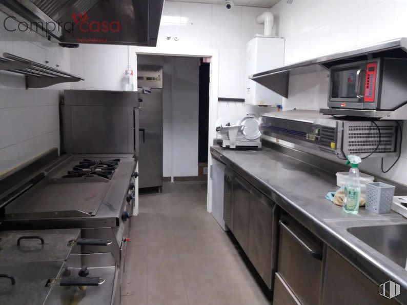 Retail for rent at Casco histórico, Segovia, 40001 with microwave oven, countertop, cabinetry, home appliance, kitchen appliance, kitchen, major appliance, kitchen stove, stove and kitchen hood around