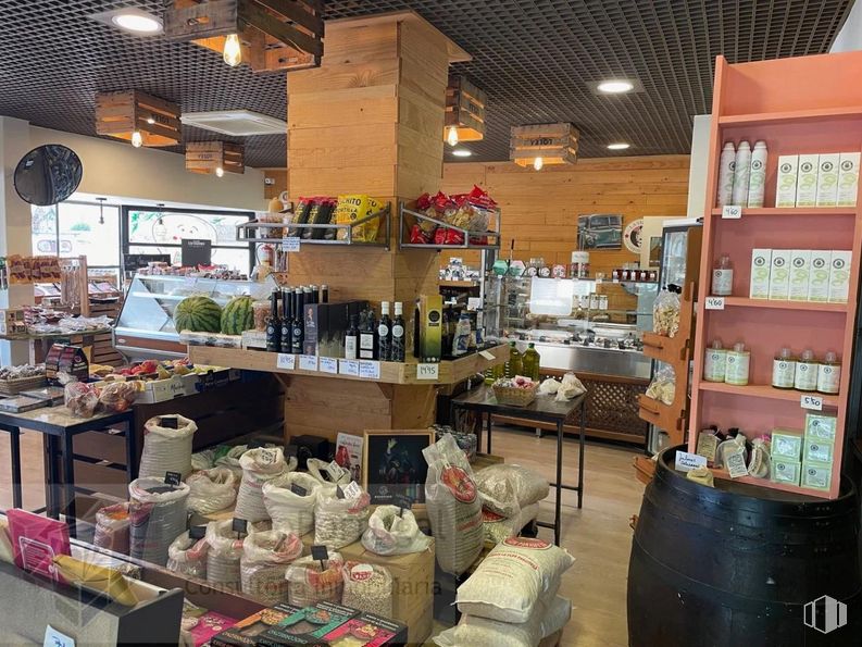 Retail for rent at Zona casco antiguo, Torrelodones, Madrid, 28250 with table, shelf, retail, shelving, building, trade, customer, room, whole food and marketplace around