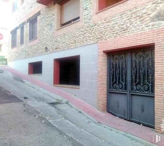 Retail for sale at Calle Cruz, Arenas de San Pedro, Ávila, 05400 with door, window, building, fixture, road surface, brick, wood, brickwork, asphalt and composite material around