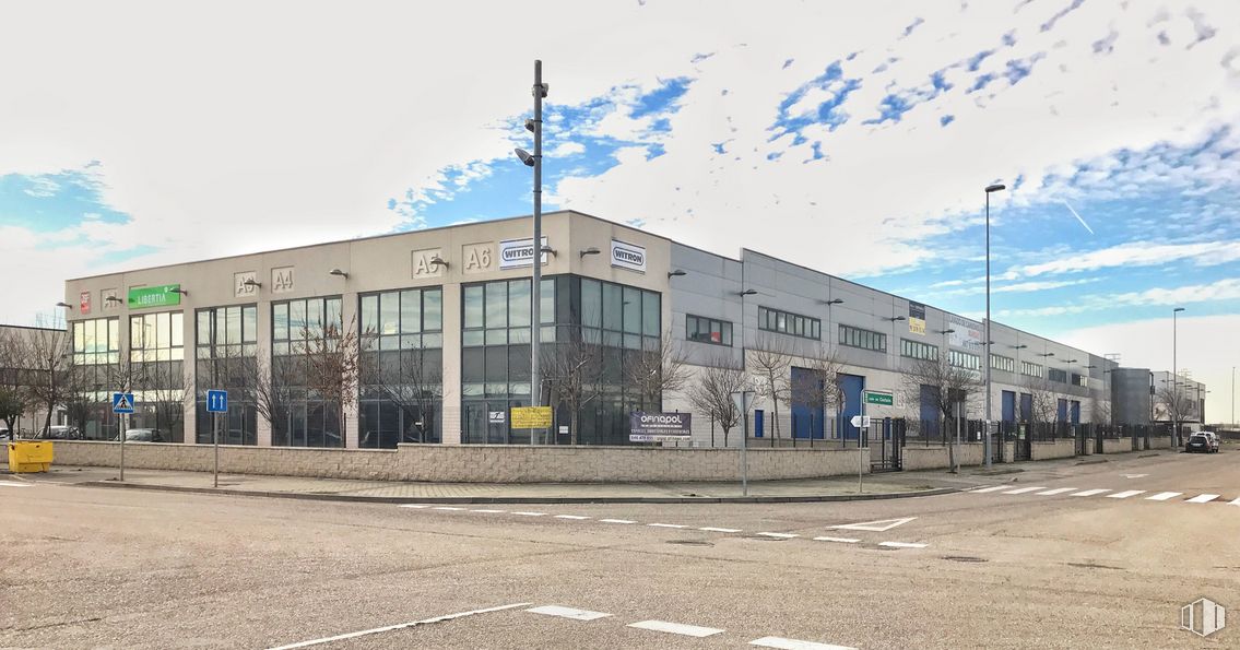 Industrial for sale & for rent at Avenida Palmeras, 16 D7, Ciempozuelos, Madrid, 28350 with sky, cloud, street light, window, asphalt, electricity, facade, commercial building, road and city around