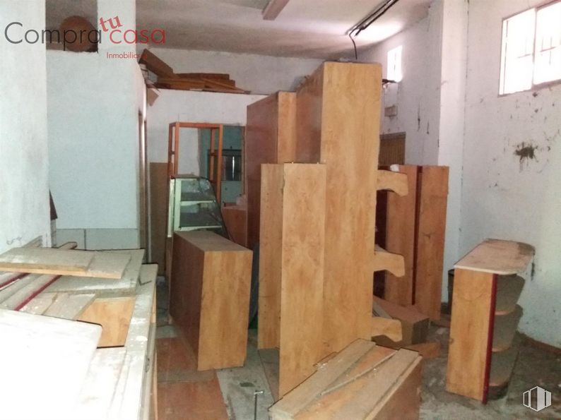 Retail for rent at Zona Nueva Segovia, Segovia, 40006 with window, furniture, wood, building, flooring, floor, wood stain, hardwood, wooden block and building material around