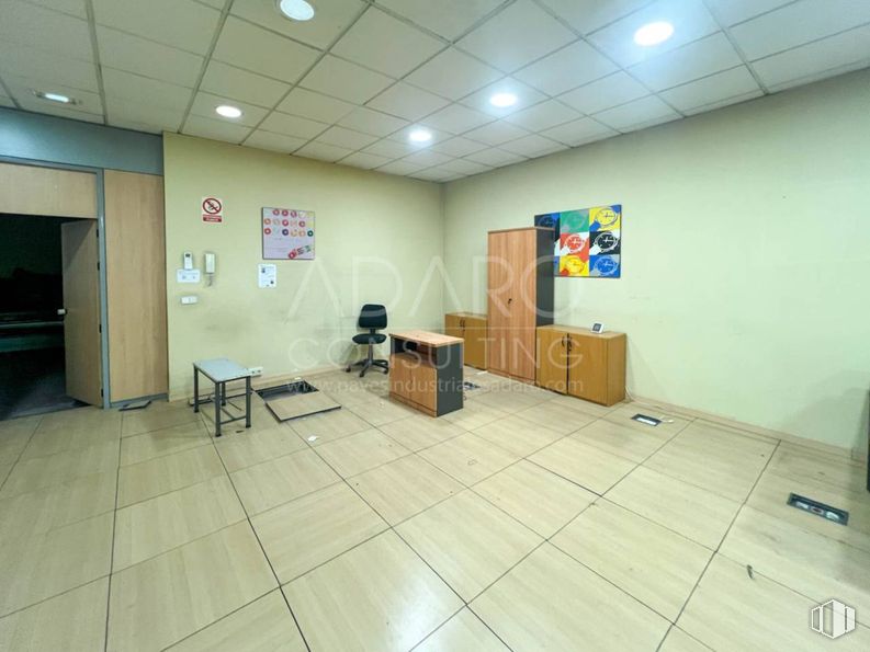 Nave en alquiler en Calle Empleo, Getafe, Madrid, 28906 con mueble, silla, suelos, suelo, interiorismo, techo, suelo de baldosas, habitación, azulejo y hall alrededor