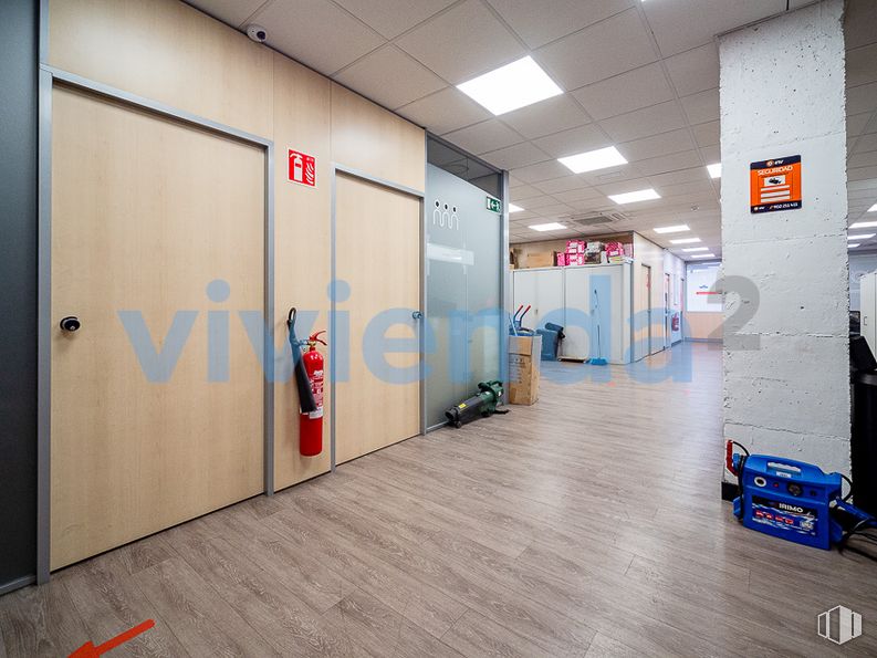 Nave en alquiler en Zona Valdefuentes, Hortaleza, Madrid, 28033 con puerta, alumbrado, edificio, suelo, suelos, gas, accesorio, madera, techo y máquina alrededor