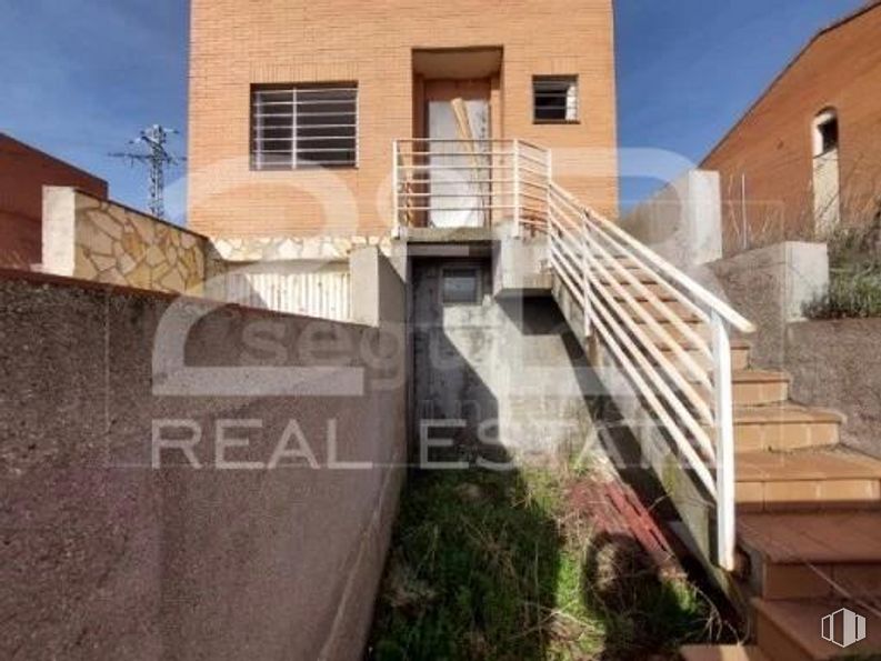 Land for sale at Casco urbano, Almorox, Toledo, 45900 with window, building, plant, sky, fixture, wood, stairs, urban design, slope and composite material around