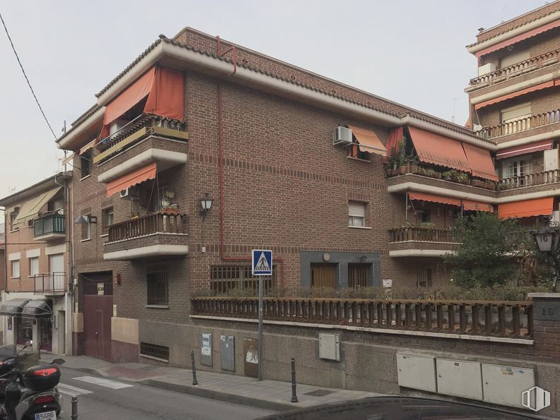 Nave en alquiler en Calle Hospital, 16, Pozuelo de Alarcón, Madrid, 28223 con motocicleta, edificio, neumático, cielo, ventana, rueda, diseño urbano, barrio, zona residencial y vehículo alrededor