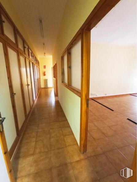 Office for rent at Carretera Capuchinos, Toledo, 45001 with fixture, wood, hall, flooring, amber, floor, building, hardwood, ceiling and door around