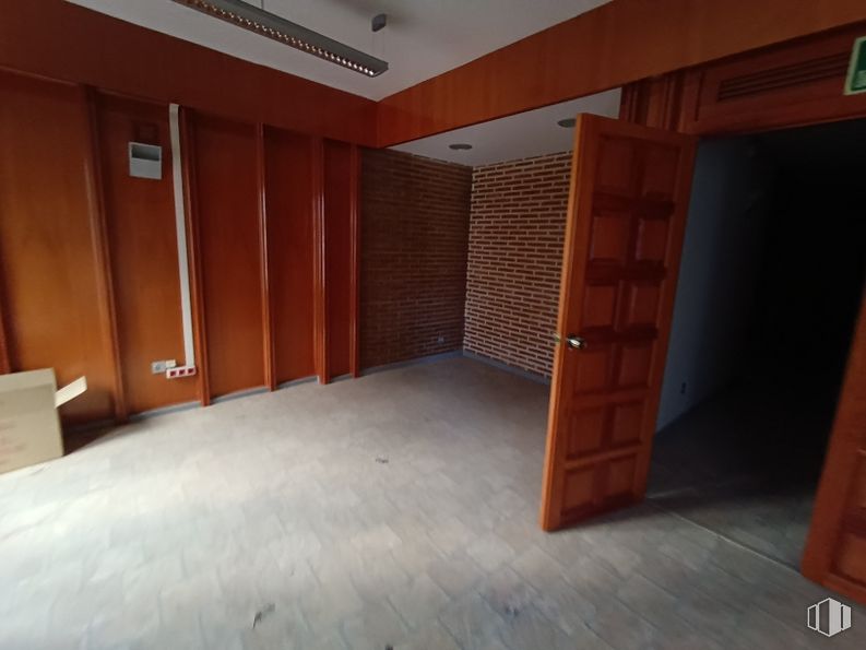 Oficina en venta en Calle Nueva, Toledo, 45001 con puerta, madera, interiorismo, suelo, accesorio, suelos, tinte para madera, inmobiliario, madera dura y hall alrededor