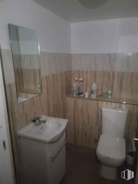 Local en venta en Calle Provisiones, Centro, Madrid, 28012 con inodoro, fregadero, mueble de baño, lavabo, grifo, accesorios de fontanería, propiedad, edificio, cuarto de baño y morado alrededor