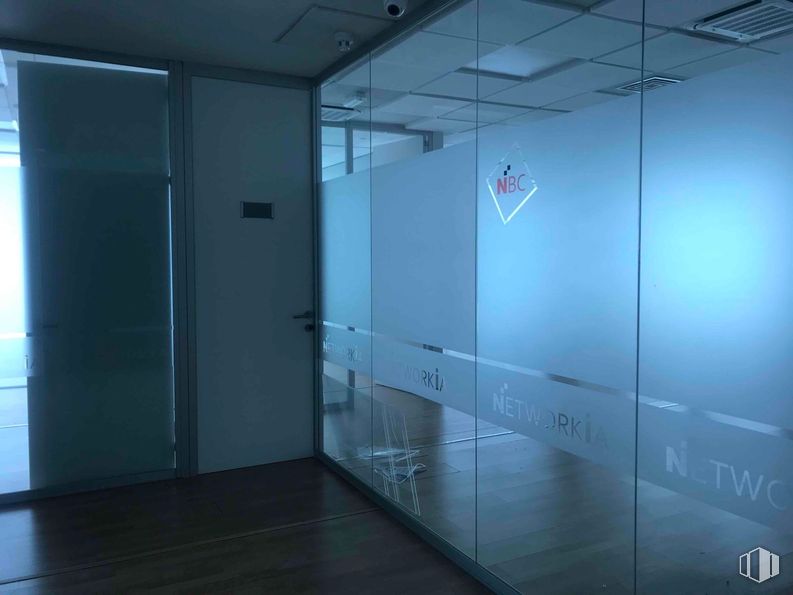 Office for rent at Zona empresarial, Alcobendas, Madrid, 28108 with door, flooring, floor, interior design, glass, transparency, graphics, cleanliness, wood flooring and aluminium around