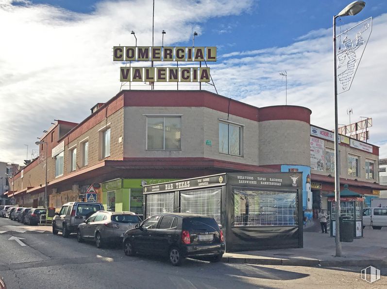 Local en alquiler en Calle Córdoba, 2, San Fernando de Henares, Madrid, 28830 con coche, edificio, cielo, nube, luz de estacionamiento automotriz, rueda, vehículo, neumático, infraestructura y barrio alrededor