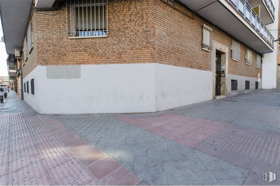 Retail for sale at Calle Radio, 32, Carabanchel, Madrid, 28019 with window, house, daytime, building, road surface, wood, asphalt, urban design, brickwork and brick around