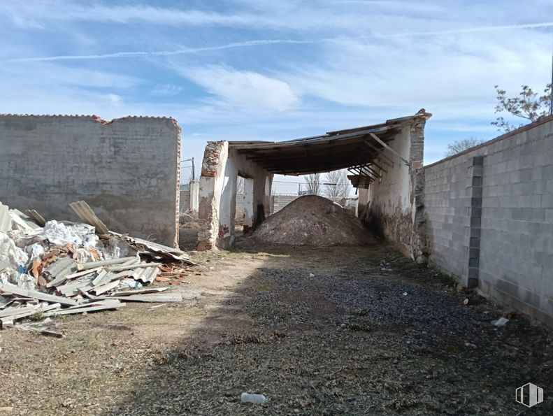 Land for sale at Zona centro, Quintanar de la Orden, Toledo, 45860 with composite material, building material, concrete and rubble around