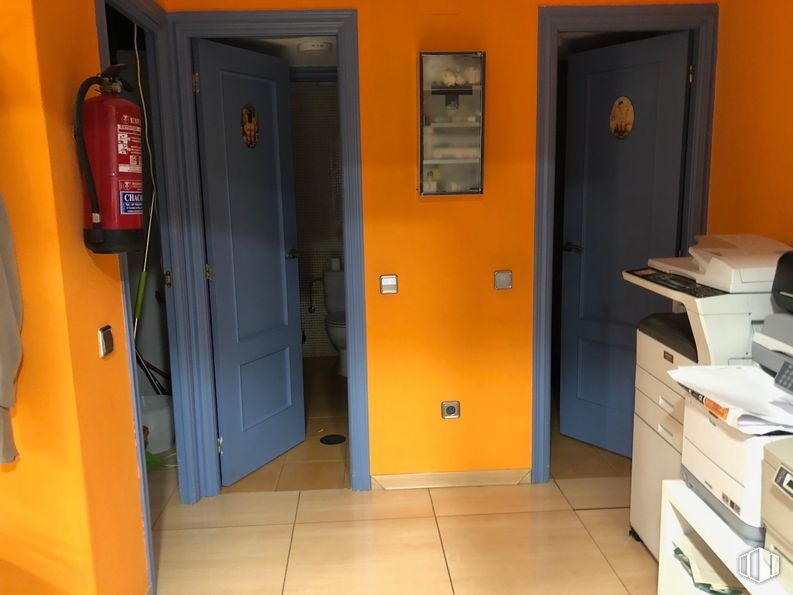 Retail for sale at Calle Prudencio Álvaro, 8, Ciudad Lineal, Madrid, 28027 with wardrobe, cabinetry, door, handle, fixture, yellow, wood, building, home door and gas around