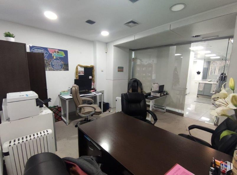 Retail for rent at Avenida Asturias, 57, Tetuán, Madrid, 28035 with chair, table, property, furniture, building, office chair, desk, interior design, floor and flooring around