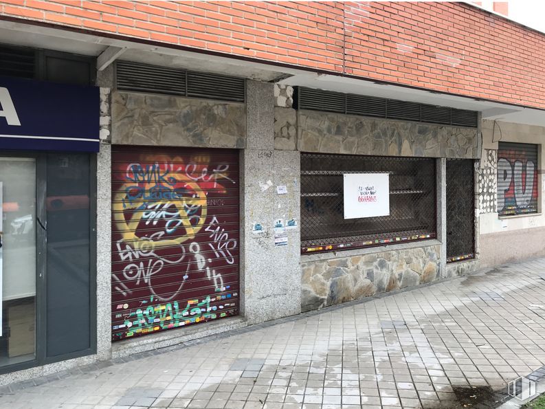 Local en venta en Calle Valdebernardo, 26, Moratalaz, Madrid, 28030 con ventana, propiedad, edificio, albañilería, barrio, puerta, ladrillo, pared, arte y superficie de carretera alrededor