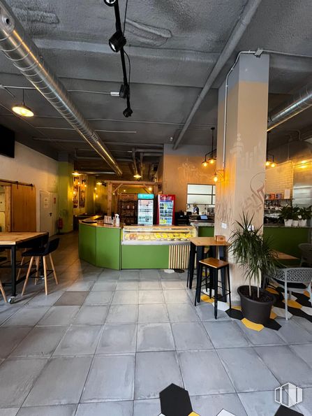 Retail for sale & for rent at Calle Laurel, Fuenlabrada, Madrid, 28942 with houseplant, table, stool, flowerpot, chair, furniture, flooring, interior design, ceiling and floor around