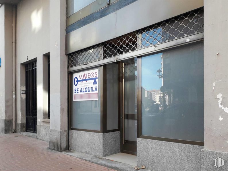 Retail for rent at Calle Alfonso de Montalvo, Ávila, 05001 with composite material, door, concrete, sidewalk, glass, aluminium and sign around