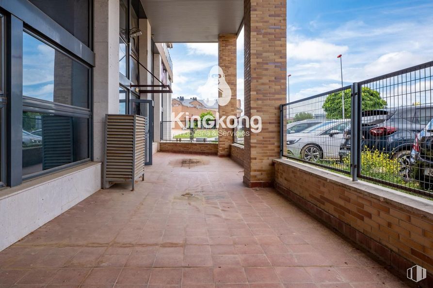 Retail for sale at Zona Carrefour Ávila, Ávila, 28005 with window, cloud, plant, sky, tire, wheel, building, shade, urban design and brickwork around