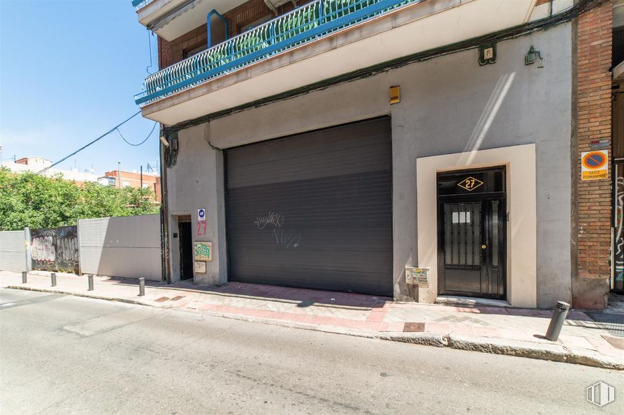 Local en alquiler en Calle Sierra de los Filabres, 24, Puente de Vallecas, Madrid, 28038 con puerta, edificio, planta, asfalto, fachada, carretera, ciudad, acera, casa y material compuesto alrededor