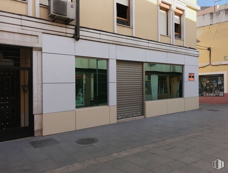 Local en alquiler y venta en Calle Hospital, 11, Pinto, Madrid, 28320 con ventana, edificio, accesorio, puerta, superficie de carretera, diseño urbano, material compuesto, fachada, madera y ciudad alrededor