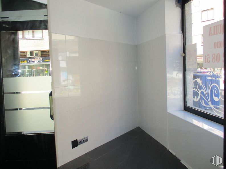 Retail for sale & for rent at Avenida Portugal, Ávila, 05001 with building, fixture, window, interior design, flooring, floor, wood, paint, rectangle and glass around