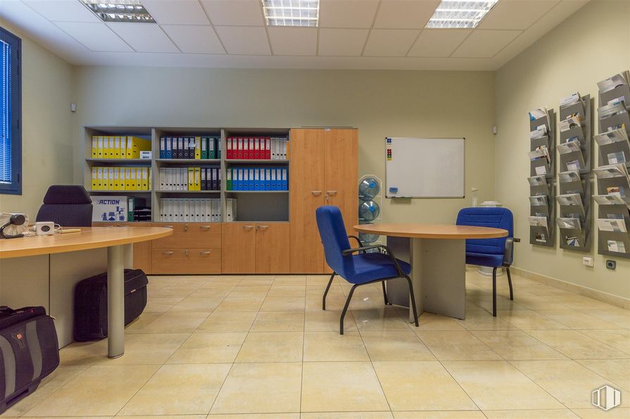 Office for sale at Polígono Industrial Mapfre, Alcalá de Henares, Madrid, 28806 with desk, chair, bookcase, luggage & bags, table, furniture, interior design, shelf, floor and flooring around