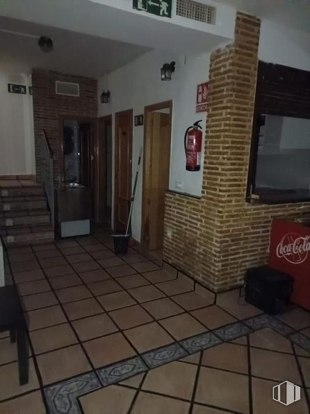 Local en alquiler y venta en Calle Tesillo, 3, Fuenlabrada, Madrid, 28944 con suelo de baldosas, suelos, interiorismo, suelo, madera, puerta, albañilería, ladrillo, gas y madera dura alrededor