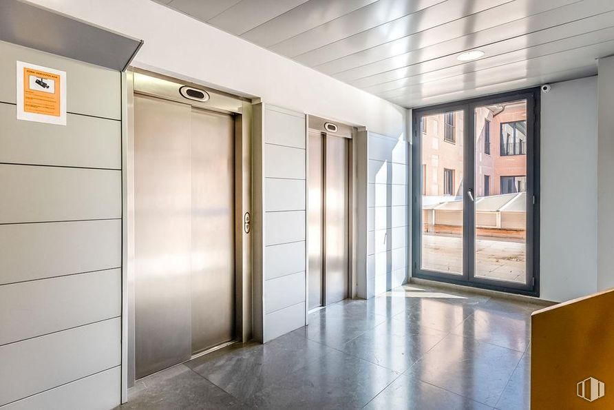 Oficina en venta en Calle Patrimonio Mundial, Aranjuez, Madrid, 28300 con accesorio, interiorismo, arquitectura, suelos, hall, suelo, madera, pared, exterior del automóvil y vidrio alrededor