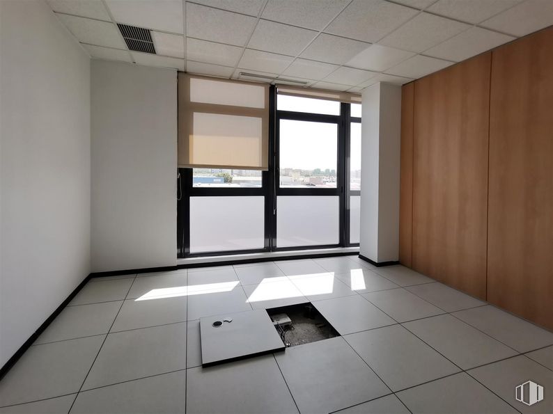 Oficina en alquiler en Calle Casas de Miravete, Villa de Vallecas, Madrid, 28031 con propiedad, edificio, accesorio, madera, interiorismo, suelos, suelo, propiedad material, techo y vidrio alrededor