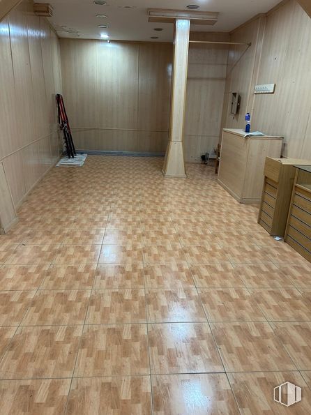 Retail for rent at Calle Dos Hermanas, 16, Centro, Madrid, 28012 with furniture, flooring, floor, wood, interior design, wood flooring, ceiling, tile flooring, tile and wood stain around