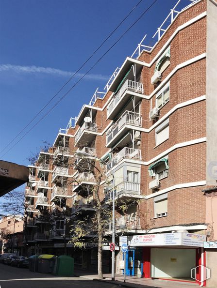 Local en alquiler en Calle Teniente Ruiz, 15, Alcalá de Henares, Madrid, 28805 con edificio, cielo, propiedad, ventana, nube, diseño urbano, condominio, bloque de pisos, barrio y electricidad alrededor