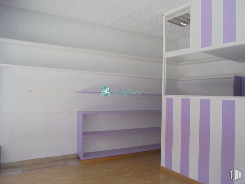 Retail for rent at Zona Universidad, Segovia, 40005 with bookcase, building, wood, flooring, hall, floor, violet, shelving, hardwood and rectangle around