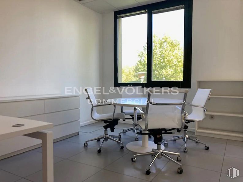 Office for rent at Calle Cólquide, Las Rozas de Madrid, Madrid, 28230 with chair, window, table, furniture, office chair, building, wood, desk, floor and flooring around