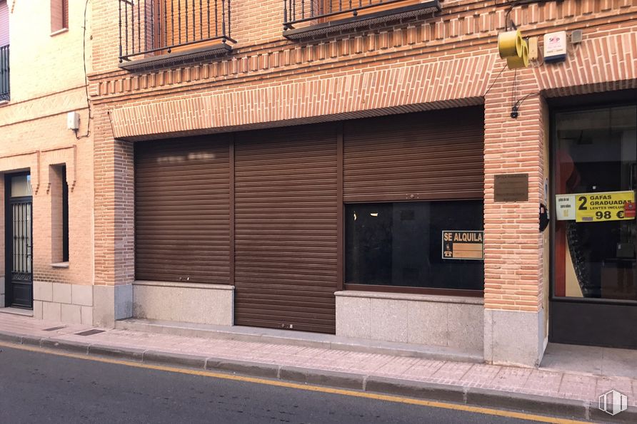 Retail for sale & for rent at Calle Seis de Octubre, 3, Fuensalida, Toledo, 45510 with window, door, building, wood, road surface, brick, asphalt, brickwork, sidewalk and residential area around