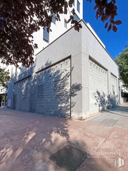 Retail for sale & for rent at Zona Soto de Henares, Torrejón de Ardoz, Madrid, 28850 with plant, sky, tree, shade, road surface, architecture, asphalt, wall, slope and residential area around