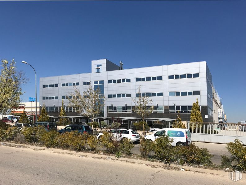 Office for rent at Zona Centro Comercial Tres Aguas, Alcorcón, Madrid, 28922 with car, building, plant, sky, vehicle, window, urban design, tower block, condominium and commercial building around