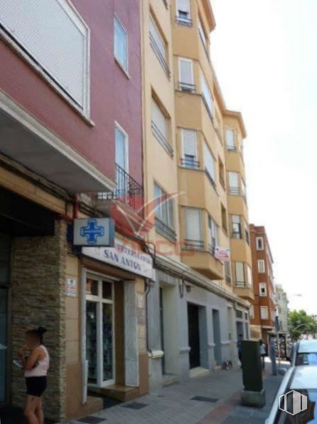 Retail for sale at Zona Centro, Cuenca, 16003 with person, building, window, sky, neighbourhood, urban design, residential area, facade, vehicle and city around