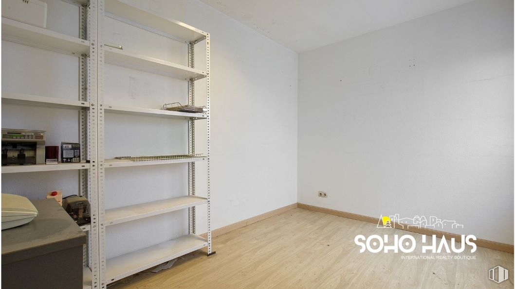 Oficina en venta en Calle Atocha, Centro, Madrid, 28012 con estantería, estante, madera, accesorio, suelos, suelo, madera dura, edificio, suelo laminado y tinte para madera alrededor