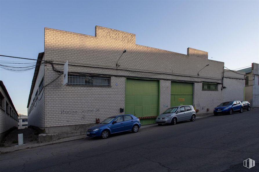 Nave en venta en Calle Hinojosa Duque, Fuenlabrada, Madrid, 28946 con coche, ventana, casa, luz de estacionamiento, rueda, cielo, edificio, neumático, vehículo y vehículo de motor alrededor