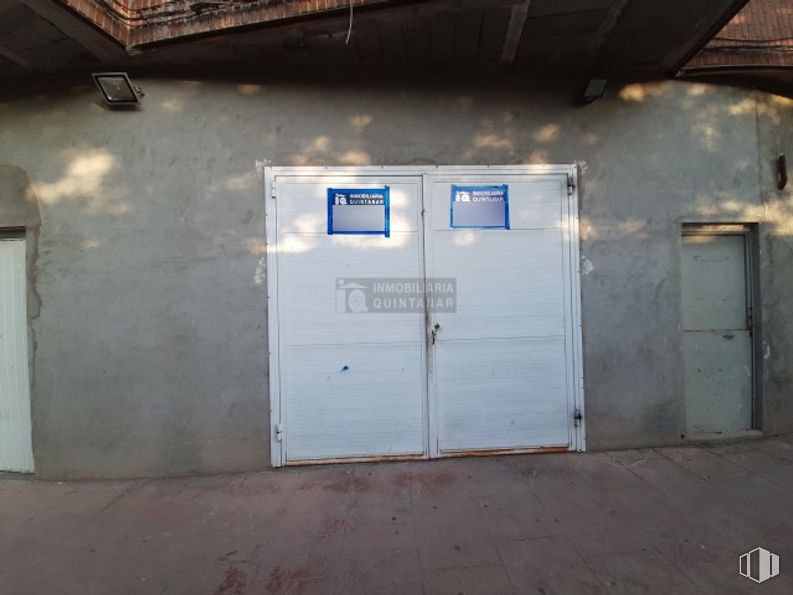 Retail for sale & for rent at Zona centro, Corral de Almaguer, Toledo, 45880 with door, fixture, electricity, building, gas, composite material, tints and shades, concrete, city and electrical supply around