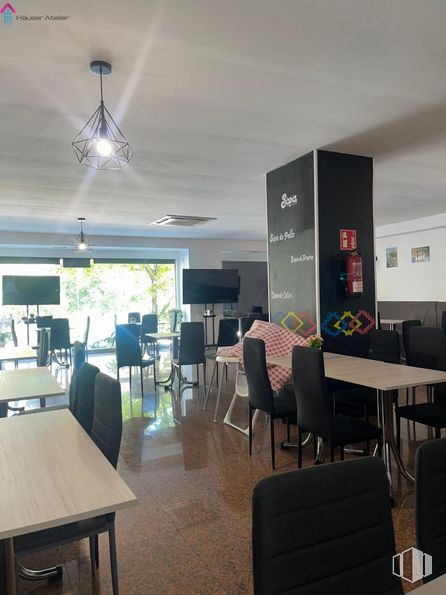 Local en alquiler en Zona La Elipa, Ciudad Lineal, Madrid, 28017 con silla, alumbrado, lámpara, mesa, mesa de cocina y comedor, mesa, mueble, edificio, suelo y suelos alrededor