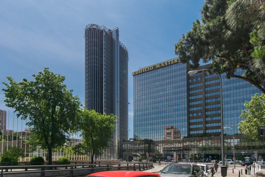 Local en alquiler en Calle Orense, Tetuán, Madrid, 28020 con edificio, cielo, rascacielos, coche, vehículo, árbol, bloque de torres, nube, diseño urbano y planta alrededor