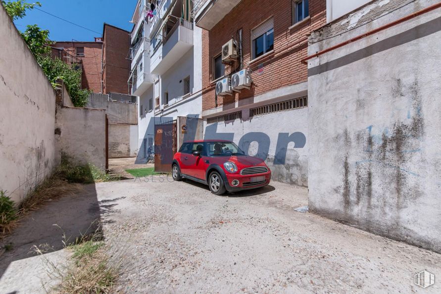 Local en venta en Calle Centenera, Ciudad Lineal, Madrid, 28017 con coche, ventana, edificio, neumático, planta, rueda, propiedad, vehículo, iluminación del automóvil y infraestructura alrededor