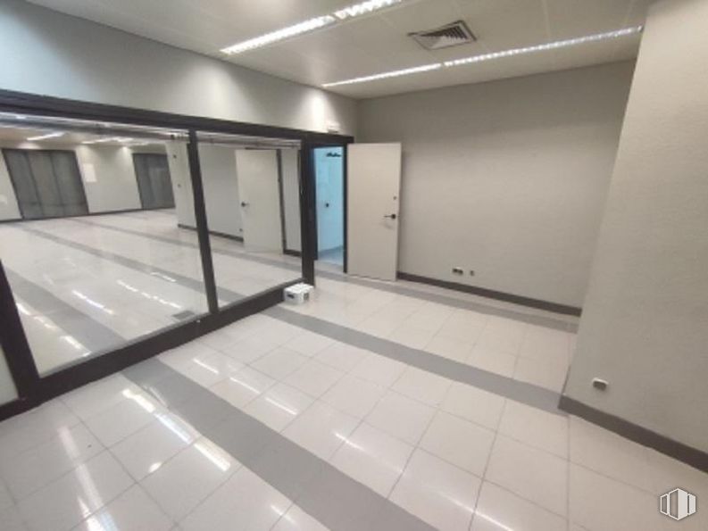 Local en venta en Plaza Constitución, 5, Getafe, Madrid, 28901 con espejo, puerta, accesorio, piso, pavimentos, pasillo, techo, vidrio, ventana y aluminio alrededor