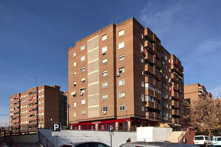 Local en alquiler en Calle Libertad, 28, Móstoles, Madrid, 28936 con edificio, cielo, ventana, nube, bloque de torre, coche, condominio, diseño urbano, casa y vehículo de motor alrededor