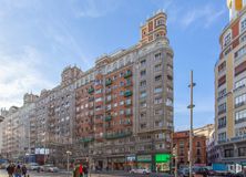 Oficina en alquiler en Calle Gran Vía, 59, Centro, Madrid, 28013 con edificio, cielo, nube, día, ventana, infraestructura, luz de la calle, diseño urbano, bloque de torres y condominio alrededor