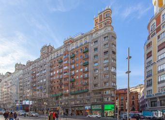 Oficina en alquiler en Calle Gran Vía, 59, Centro, Madrid, 28013 con edificio, cielo, nube, día, ventana, infraestructura, luz de la calle, diseño urbano, bloque de torres y condominio alrededor